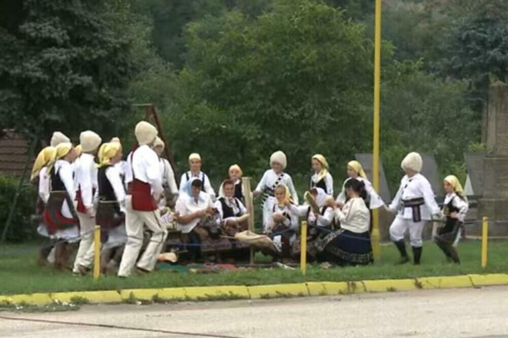 9 SRPSKIH OBIČAJA KOJI SU PREŽIVELI DO DANAS: Njihovo značenje mladima deluje BIZARNO, a u stvari se KRIJE OVO