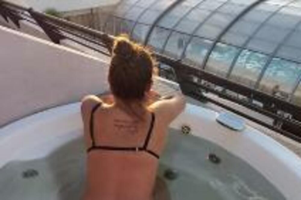 SLIKAO DEVOJKU U BAZENU, KAD JE UVELIČAO FOTOGRAFIJU ZALEDIO SE: Ono što je video sve je POREMETILO (FOTO)