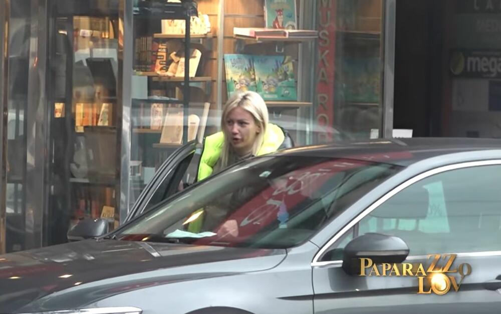 Ana Kokić pomaže sestri da uđe u auto