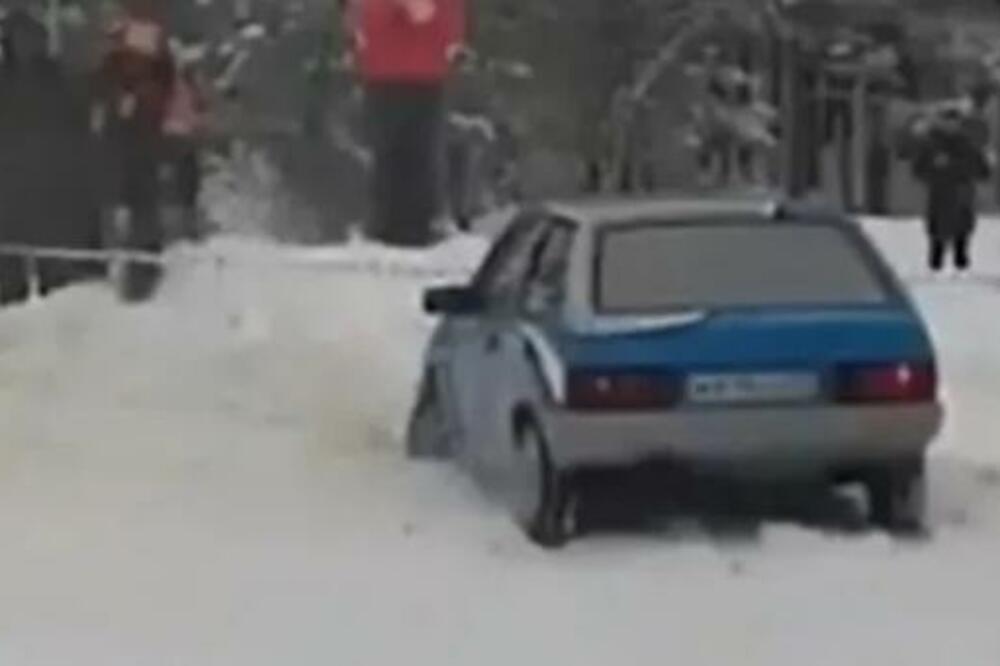 ZAKUCAO SE U SNEG ZBOG NEVALJALE NAVIJAČICE: Zbog onoga što mu je POKAZALA doživeo FIJASKO, ali joj NIŠTA NE ZAMERA