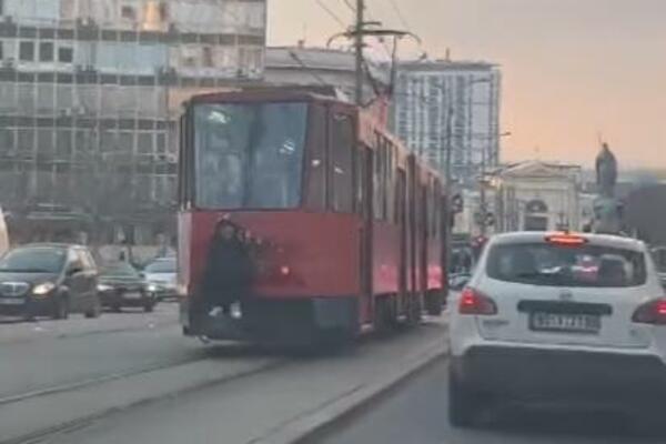 RIZIČNO "ŠVERCOVANJE" TRAMVAJEM U NEMANJINOJ: Samo jedan POGREŠAN KORAK mogao je da ga KOŠTA ŽIVOTA (FOTO)