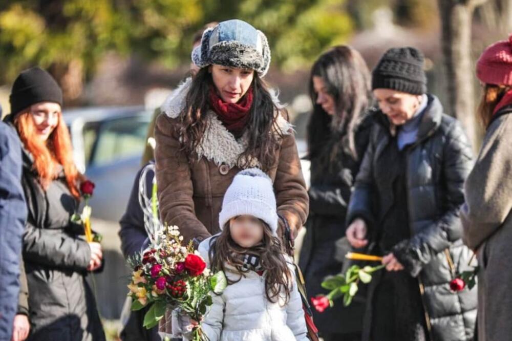 POTRESNA SCENA NA POMENU! Udovica i ćerka Nebojše Glogovca TUGUJU i posle 5 GODINE, svi imaju RUŽE u RUKAMA