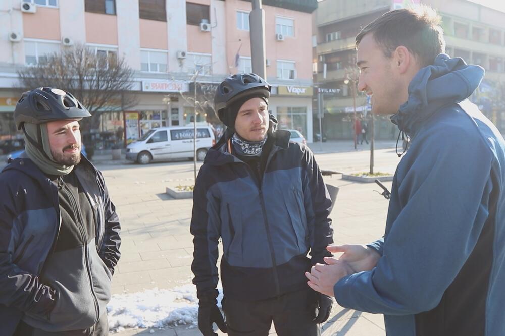 ČAŠICA SRPSKE RAKIJE PRODRMALA FRANCUZE: Po SNEGU i LEDU krenuli na put dug 11.000 kilometara! (FOTO)