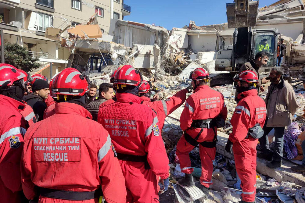 IZVUČENA ŽENA IZ RUŠEVINA U TURSKOJ! Locirali su je srpski spasioci
