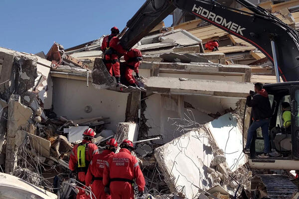 NOVO ČUDO U TURSKOJ: Čak 261 sat nakon zemljotresa dve osobe IZVUČENE IZ RUŠEVINA!