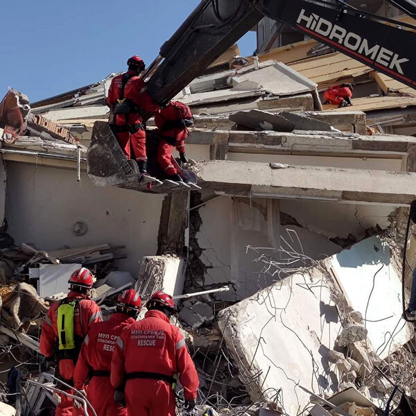 TURSKU OD SINOĆ DO JUTROS POGODILO PREKO 100 ZEMLJOTRESA! Građani u panici, tlo ne prestaje da se trese!