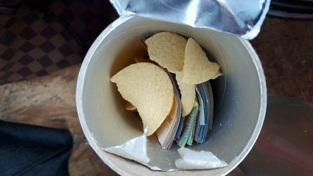 Novac u kutiji od čipsa