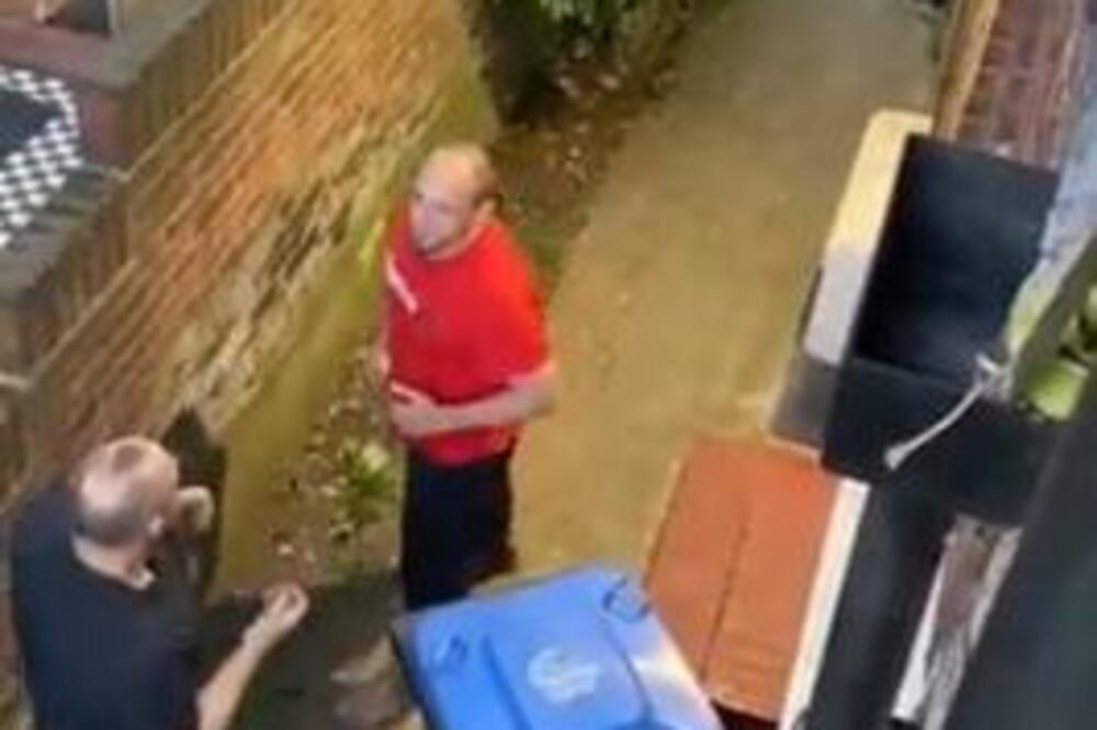 SNIMAK ŽESTOKE TUČE U DVORIŠTU: Tip u CRVENOJ majici je dobio OZBILJNE BATINE, a nije delovalo da će tako biti