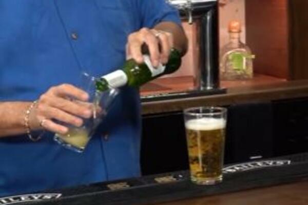 BARMEN OTKRIO KAKO SE SIPA PIVO, TVRDI DA POJMA NISMO IMALI: Snimak će vas IZLUDETI (VIDEO)