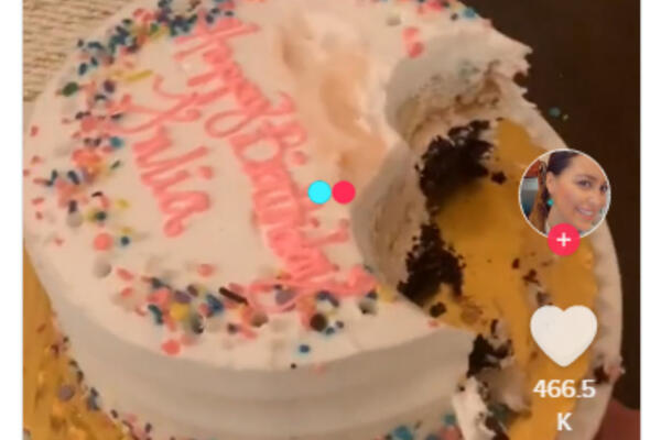 ISEKLA TORTU PA ZGROZILA INTERNET: Pogledajte samo ČIME je to uradila, komentari PLJUŠTE (VIDEO)