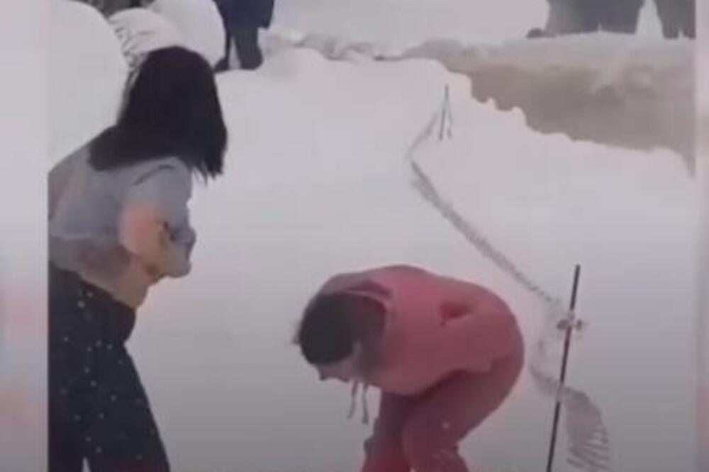 RUSKINJA PODIGLA CELU MAJICU, VOZAČ IZGUBIO KONTROLU OD PRIZORA: Kamere zabeležile hit trenutak, SEVNULO SVE