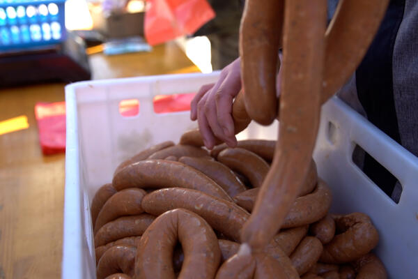 TURIJSKA KOBASICA STIGLA U SUBOTICU: 50 kilograma donirano Narodnoj kuhinji u humanitarne svrhe!