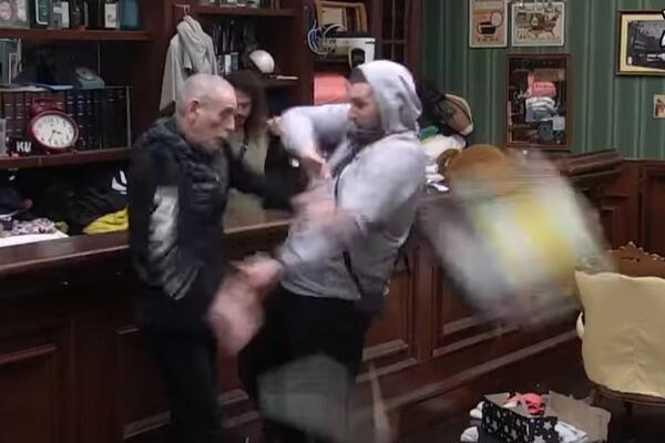 DEMOLIRANO IMANJE ZADRUGE, OBEZBEĐENJE GA IZNELO KAO ŽIVOTINJU: Vrlo potresne scene, pravi KOLAPS (VIDEO)