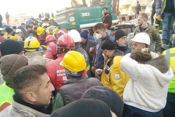 ČUDO U TURSKOJ: Beba preživela 5 dana pod RUŠEVINAMA (VIDEO)