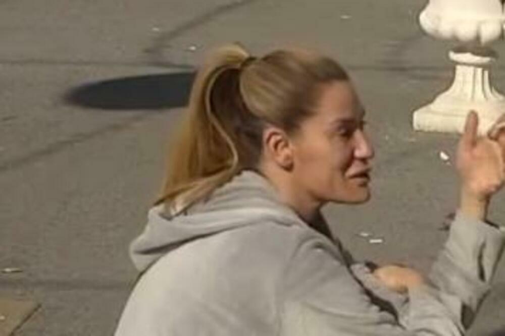Ana Ćurčić i Zorica Marković ćaskaju u dvorištu