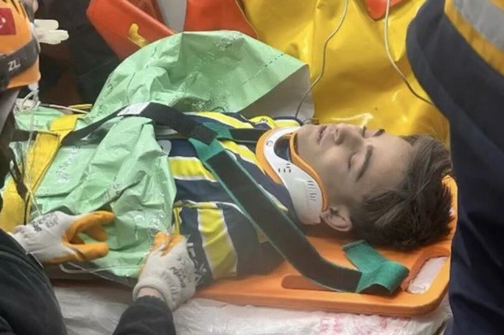 ČUDO KOJE JE OZARILO TURSKU: Dečak (16) izvučen živ iz ruševina posle 119 sati! Zaspao u dresu voljenog kluba VIDEO