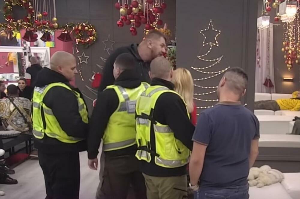 JANJUŠU PREKIPELO, STIGLA GA ŽUTA MINUTA: Napao KULIĆKE, obezbeđenje se NACRTALO iste sekunde VIDEO