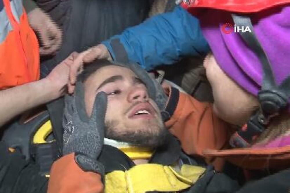 PIO SOPSTVENI URIN, JEO CVEĆE, SPASIO GA LAVEŽ PSA: Čudesna priča fudbalera (17) izvučenog iz ruševina! (VIDEO)