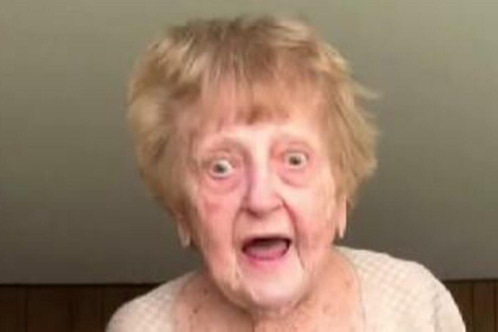 BAKA JE IZAŠLA U DVORIŠTE DA VIDI ŠTA JE UNUKA NARUČILA PREKO INTERNETA:Odmah se uhvatila za glavu i počela da kuka