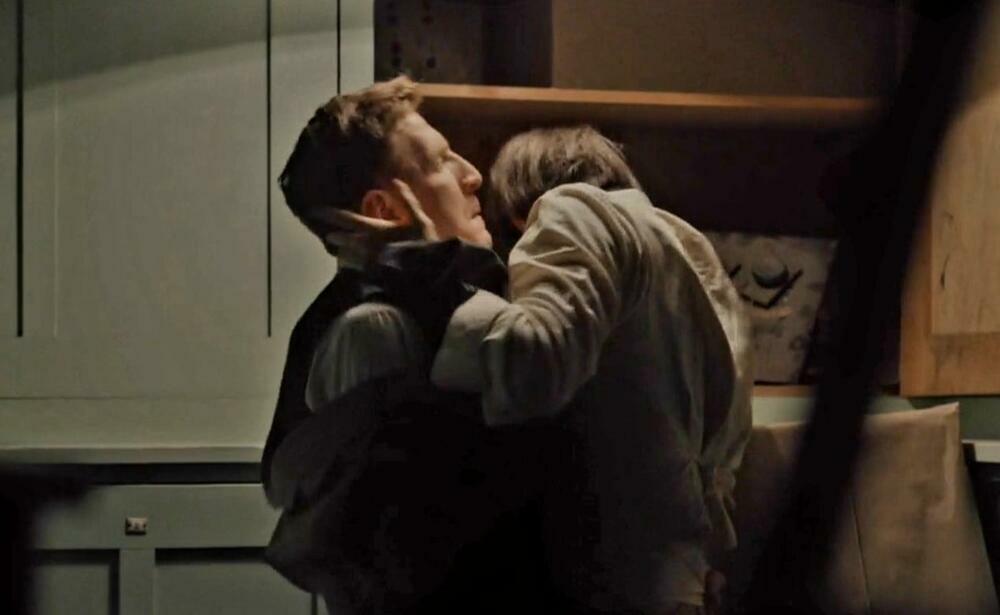 Aleksić, koji igra političara dr Rajnharda Hajnca, odigrao je scenu koja prilično baca senku na njegov lik i otkriva ga u potpuno drugom svetlu. 