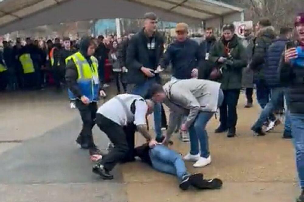 "VRATIO GA U DETINJSTVO"... Navijač Vest Hema nokautom odgovorio na provokaciju pristalice Čelsija (VIDEO)