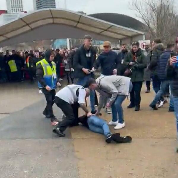 "VRATIO GA U DETINJSTVO"... Navijač Vest Hema nokautom odgovorio na provokaciju pristalice Čelsija (VIDEO)