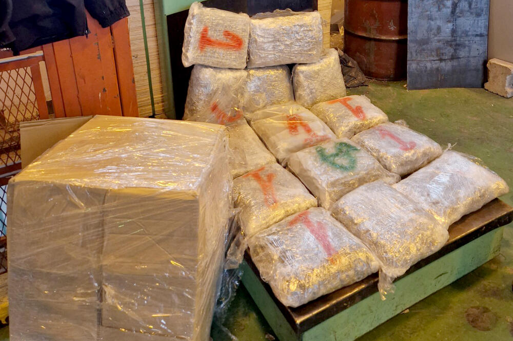 TURČIN PAO SA 220 KILOGRAMA DROGE: Policija pronašla 17 kutija u kamionu, odmah REAGOVALI (FOTO)