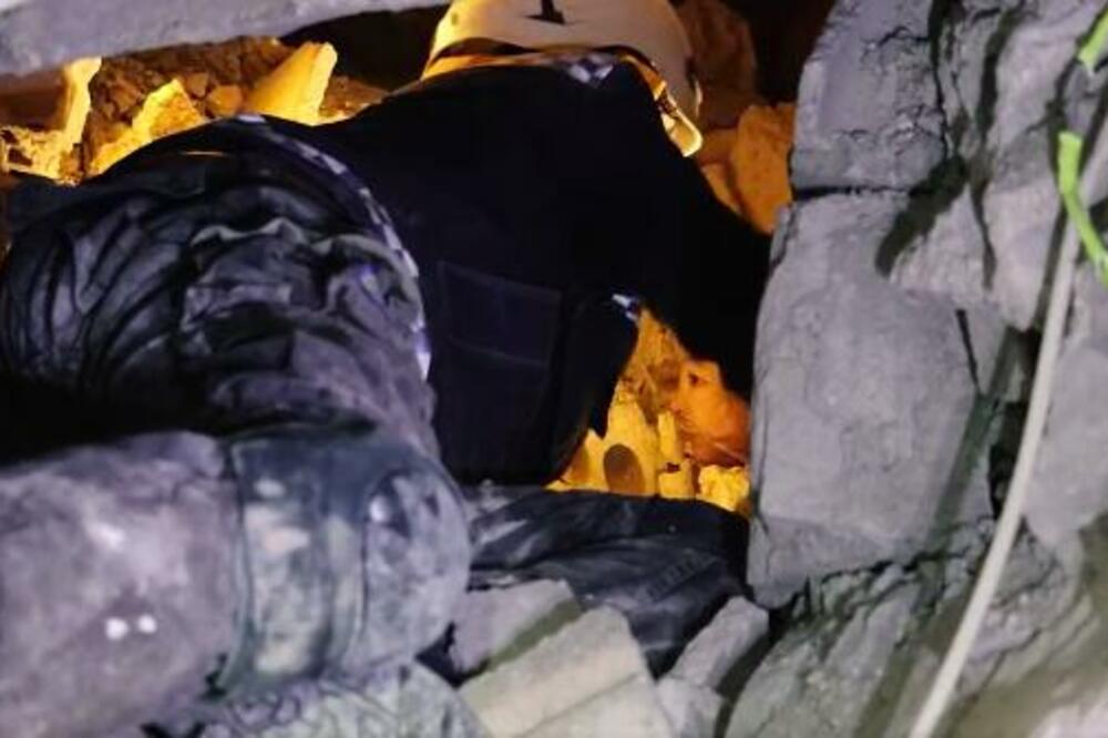 SNIMAK KOJI OPISUJE SVU BOL U TURSKOJ: Deca provela 45 sati ispod ruševina pored MRTVE MAJKE, neviđena TUGA! VIDEO