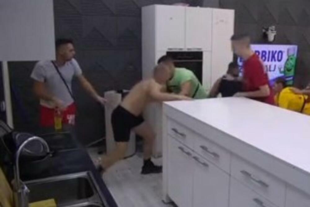 VELIKI ŠEF SPREMA KAZNE?! Isplivao NECENZURISANI SNIMAK TUČE u Zadruzi, NIJE ZA ONE SA SLABIM STOMAKOM