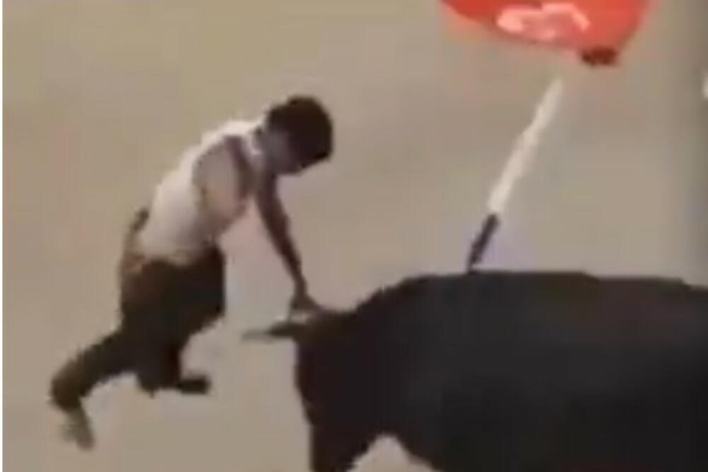 ZATRČAO SE BIKU NA ROGOVE IZ ČISTA MIRA, USLEDIO UŽASNI HOROR: Snimak gledajte na svoju odgovornost, nije za svakog