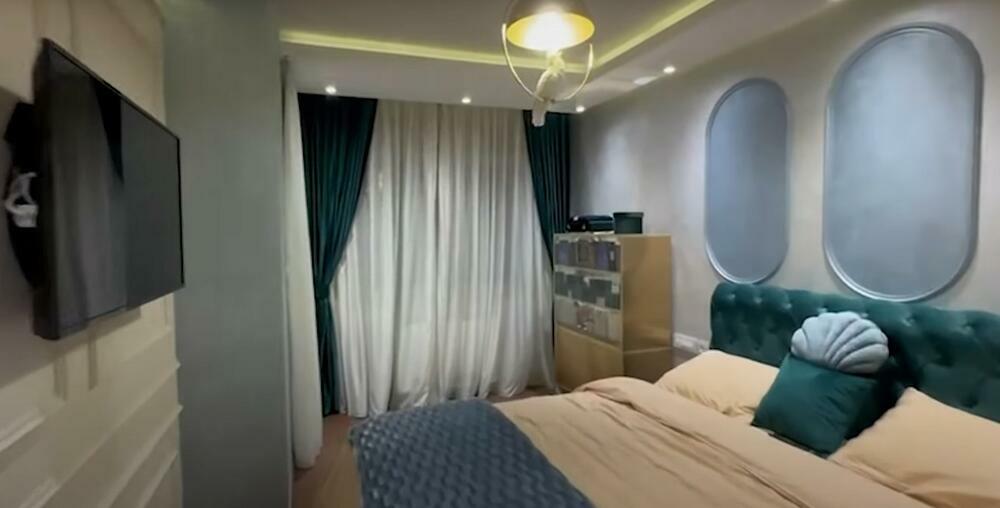 U stanu dominiraju tirkizni i zlatni tonovi