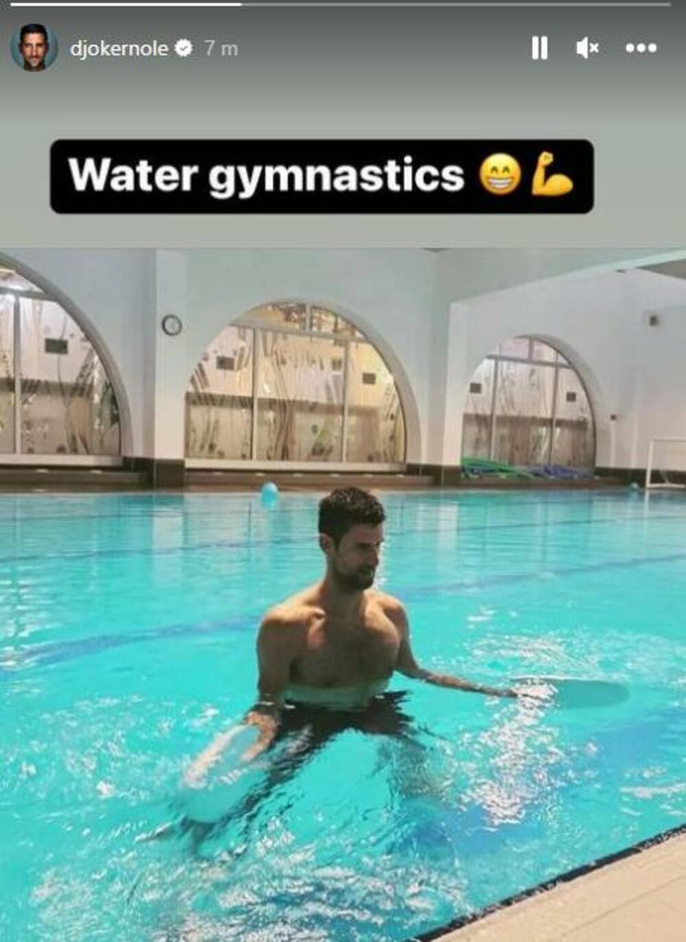Đoković vežba u bazenu