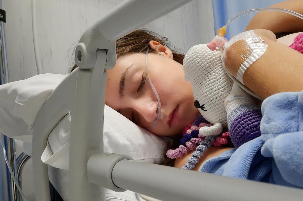 ZOVU JE NIKA PO BOGINJI POBEDE: Naca je MEDICNISKI FENOMEN, ali ima 19 godina i 34 KILOGRAMA, treba joj NAŠA POMOĆ