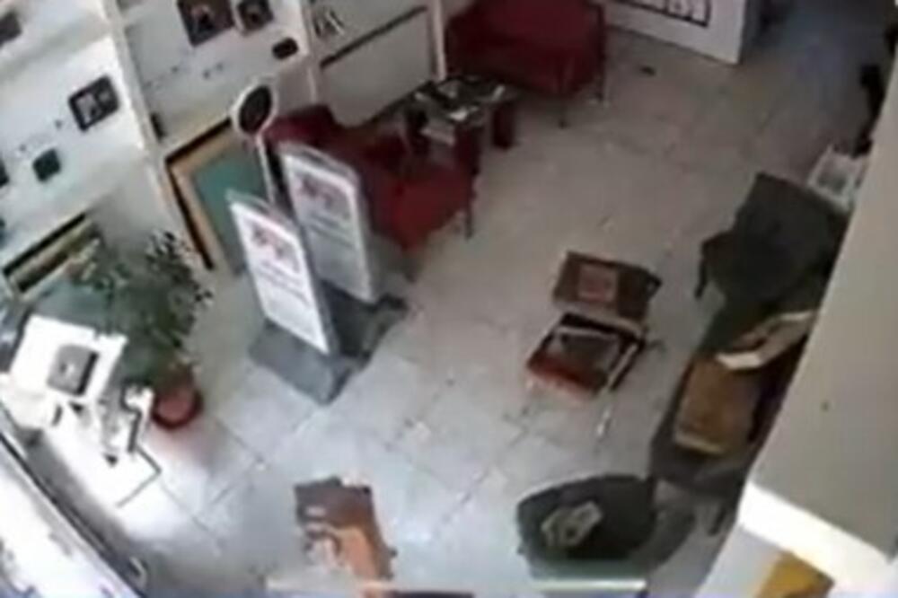 SNIMAK RAZARAJUĆEG ZEMLJOTRESA SA KAMERE PRODAVNICE: Uznemirujući video čini ljude NAPETIM (VIDEO)