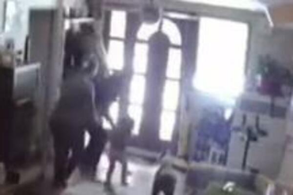 PRVI SNIMAK ZEMLJOTRESA U RUMUNIJI: Tresla se KUĆA, ljudi panično IZLETELI NAPOLJE (VIDEO)