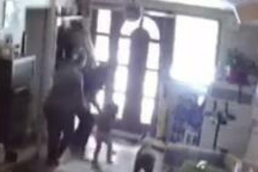 PRVI SNIMAK ZEMLJOTRESA U RUMUNIJI: Tresla se KUĆA, ljudi panično IZLETELI NAPOLJE (VIDEO)