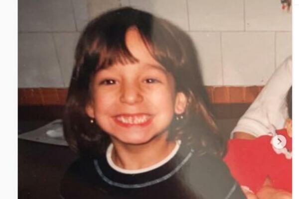 ZA TRI ŽIVOTA NEĆETE POGODITI KOJA JE PEVAČICA NA FOTOGRAFIJI: Danas je PRAVA ZAVODNICA, obožavate njene PESME