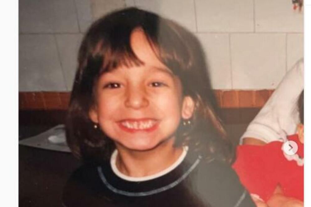 ZA TRI ŽIVOTA NEĆETE POGODITI KOJA JE PEVAČICA NA FOTOGRAFIJI: Danas je PRAVA ZAVODNICA, obožavate njene PESME