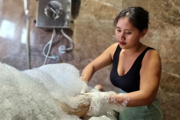OBIŠLE SU POLA SVETA, A SVOJU SREĆU SU PRONAŠLE U ČAČKU: Njihove MASAŽE otklanjaju STRES očas posla (FOTO)