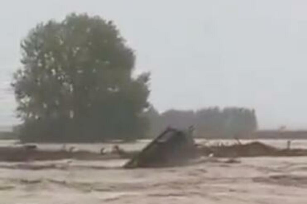 NA NOVOM ZELANDU PROGLAŠENO VANREDNO STANJE! Oluja ruši sve pred sobom! (VIDEO)