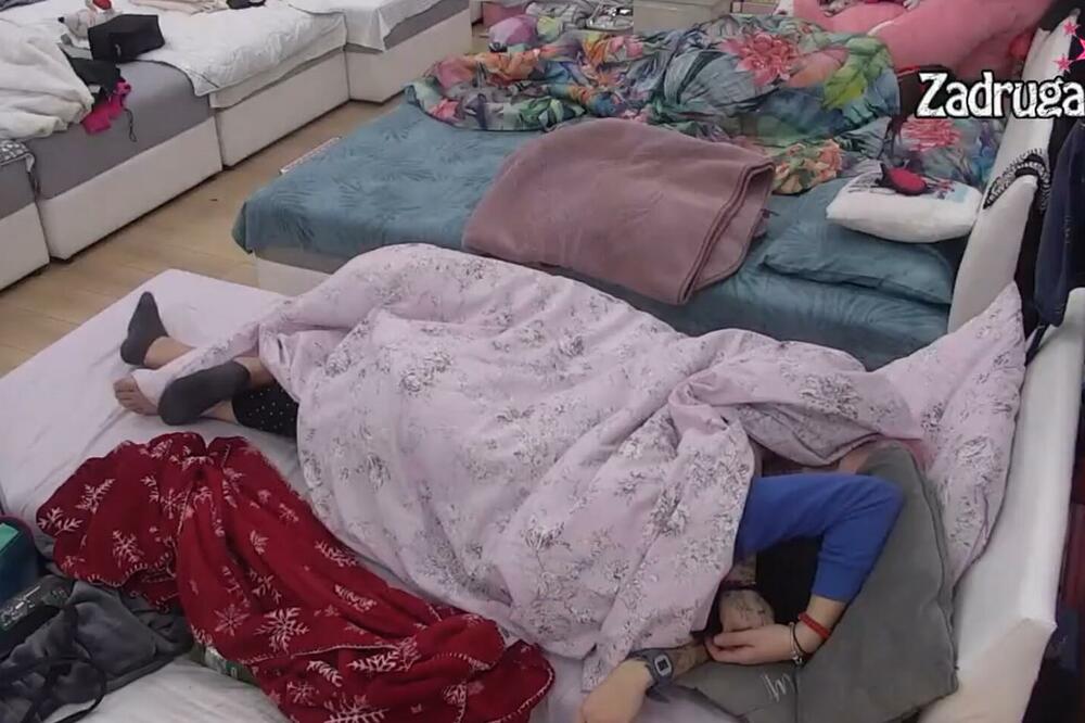 NISU MOGLE DA SE OBUZDAJU, SVE SE VIDELO I ČULO: Akcija DVE DEVOJKE u Zadruzi ostavlja ljude u NEVERICI (18+)