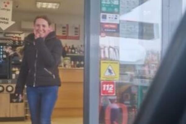 POSLAO DEVOJKU DA KUPI ULJE ZA ŽMIGAVCE: Ono što je usledilo NASMEJALO JE CEO SVET, ALI BUKVALNO (VIDEO)