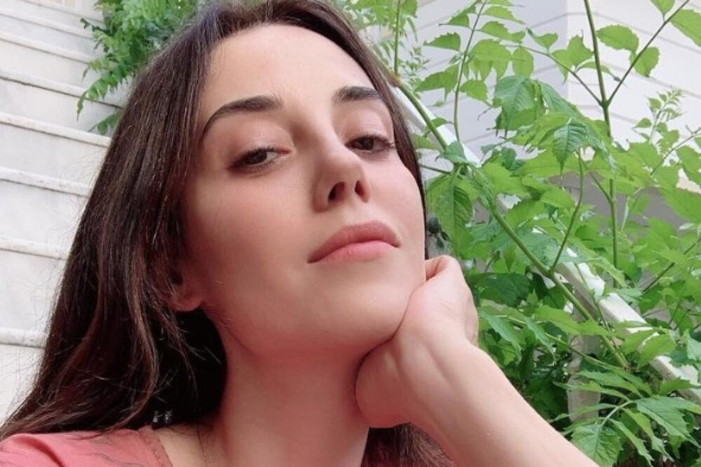 SUMNJALO SE DA JE STRADALA U ZEMLJOTRESU U TURSKOJ: Oglasila se GLUMICA koju Srbija obožava, evo šta se desilo!
