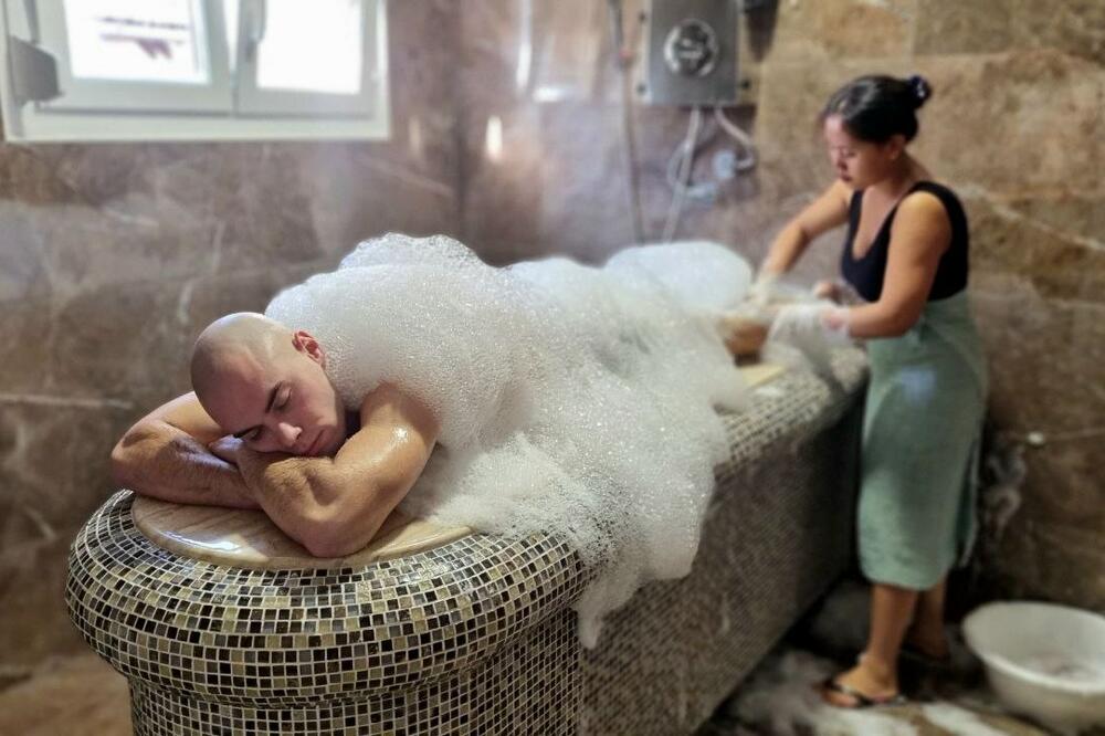 INDONEŽANKE OBIŠLE POLA SVETA I SVOJ DOM PRONAŠLE U ČAČKU: Svi obožavaju ono što im rade! (FOTO)