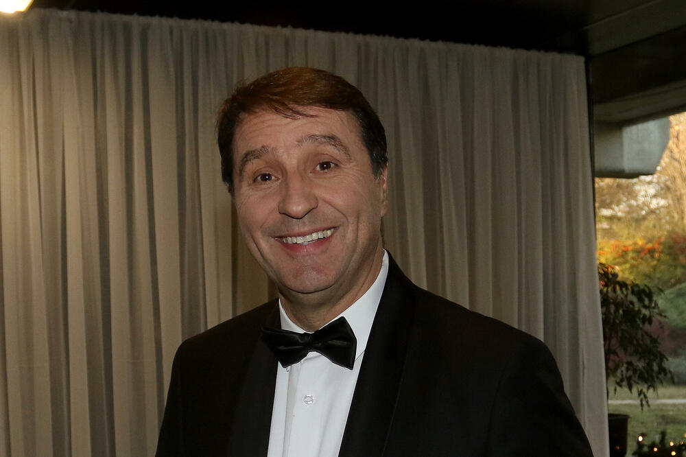 Zašto se razveo Jovan Memedović? Godinama bio u braku sa atraktivnom plavušum, a onda je odjeknulo da se rastaju