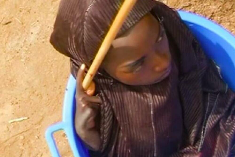 DEVOJKA JE 21 GODINU ŽIVELA U PLATIČNOM LAVORU: Imala je samo 6 meseci kada je sve pošlo po ZLU, strašna SUDBINA!