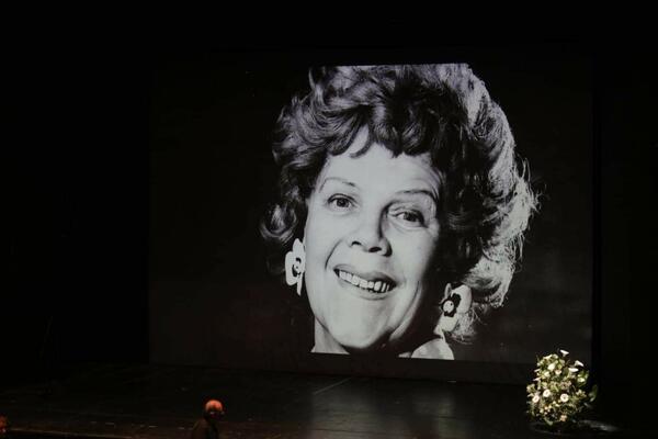 POSLEDNJI POZDRAV VELIKOJ DIVI! Potresna komemoracija Branke Veselinović: Decu NIJE IMALA, a ovako je skončala