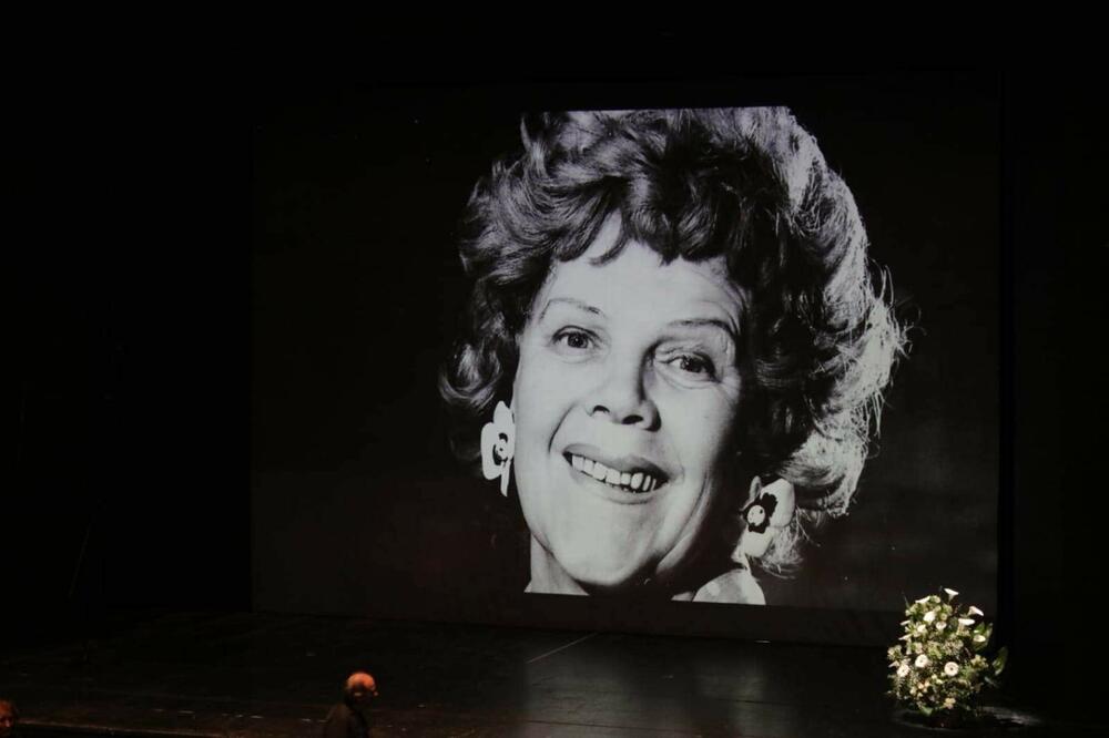 POSLEDNJI POZDRAV VELIKOJ DIVI! Potresna komemoracija Branke Veselinović: Decu NIJE IMALA, a ovako je skončala