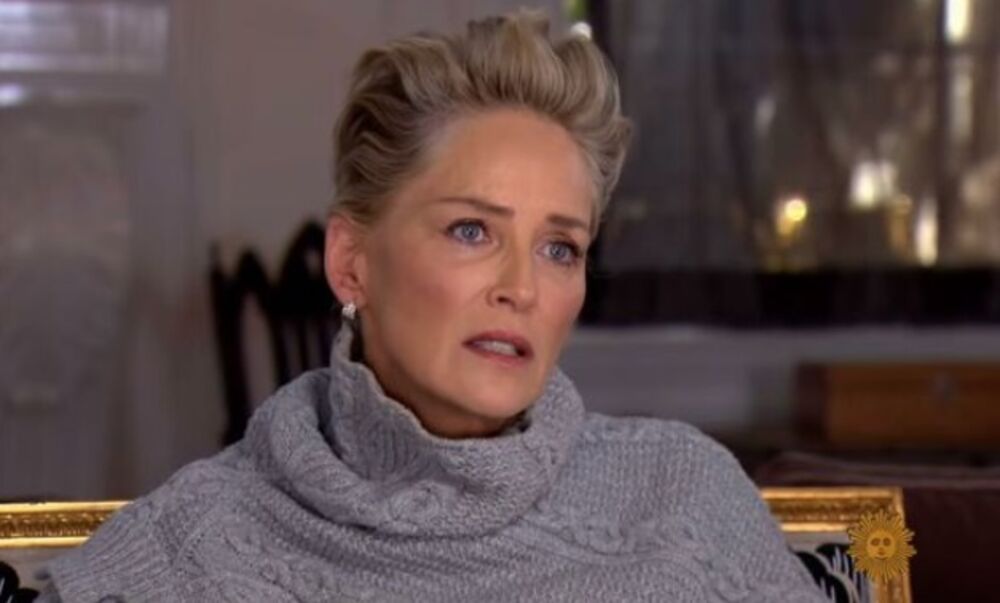  Jedan čovek pravi pakao od života Šeron Stoun već dve godine Porodica Šeron Stoun je u panici otkako je Boroš počeo da je uhodi. Angažovali su privatnog detektiva Pola Baresija, koji tvrdi da je muškarac koji je uhodi ‘opsednut i psihički bolestan‘ te ga