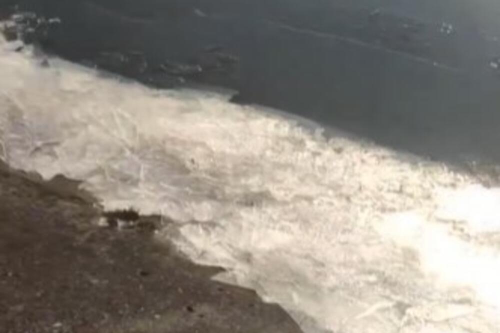 EVO ŠTA SE DEŠAVALO NA SREBRNOM JEZERU U TRENUTKU ZEMLJOTRESA: Kamera SVE zabeležila! (VIDEO)